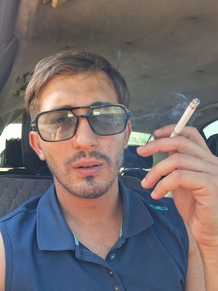  52710622  Tornike, 27 ,    