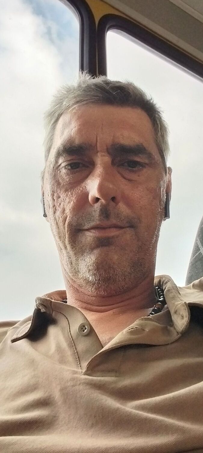  35427322  Valentin, 44 ,    