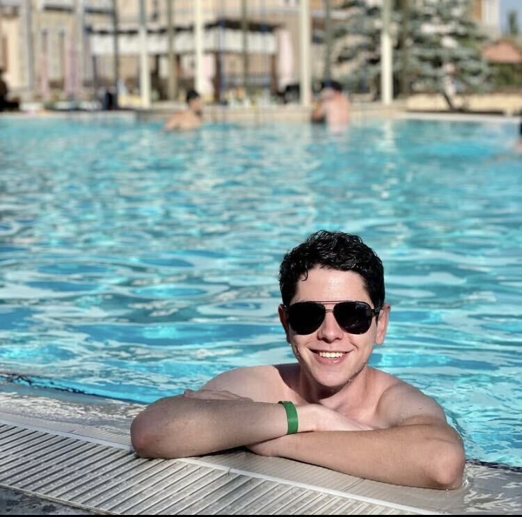  27202192  Erik, 23 ,    