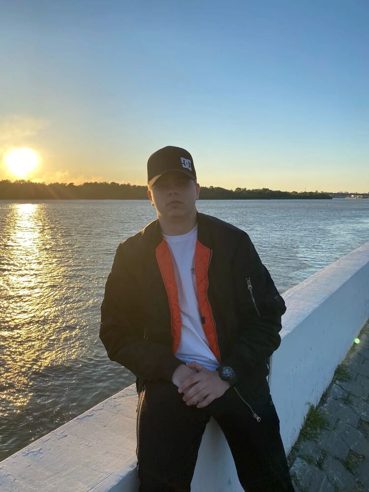  29895472  Konstantin, 28 ,    