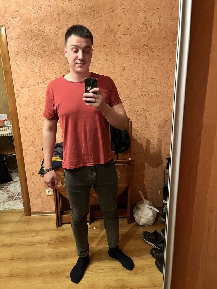  37010322  Viktor, 29 ,    