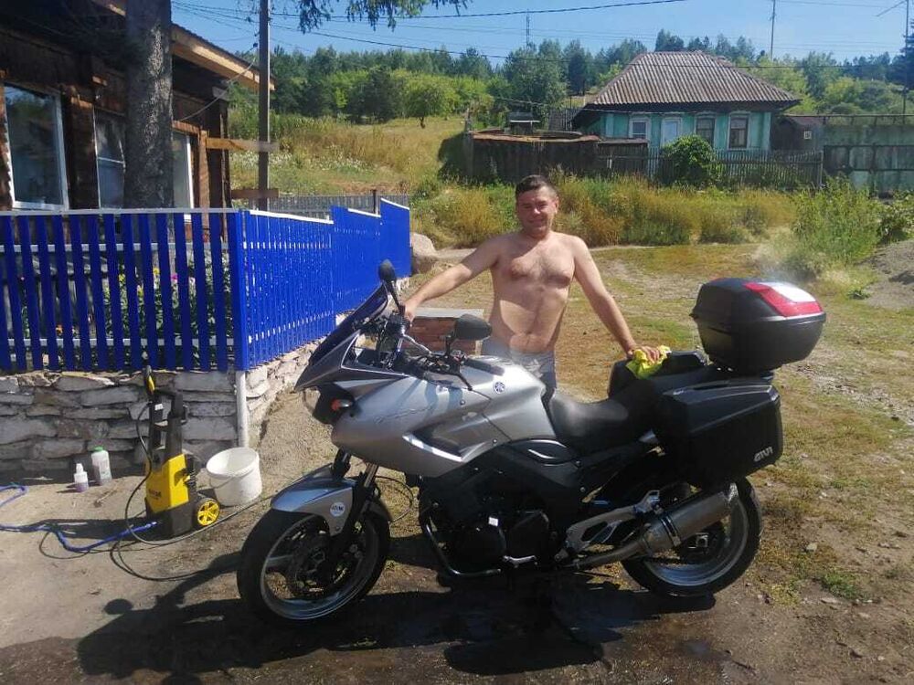  28906722  Anton, 39 ,    