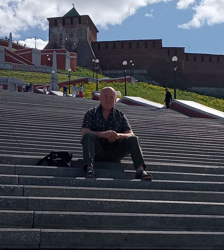  37095462  Alexander, 52 ,    