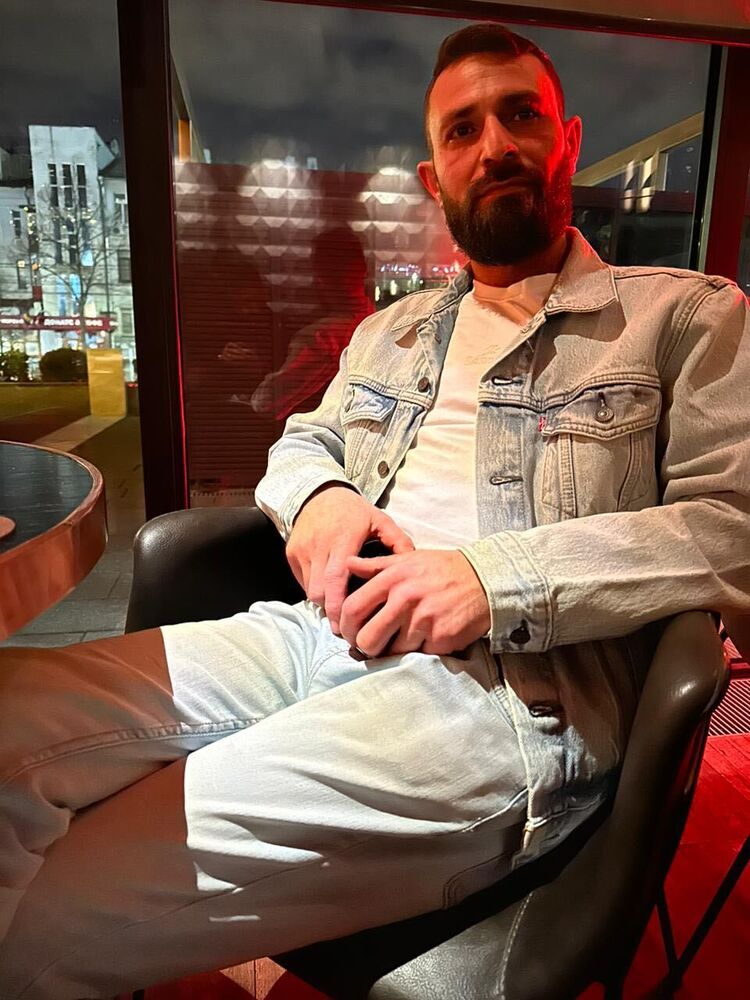  31614402  Razan, 37 ,    -