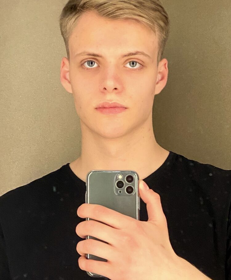  29979232  Andrew, 21 ,    