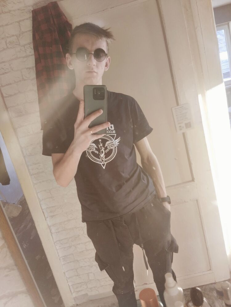  48012732  Viktor, 22 ,    