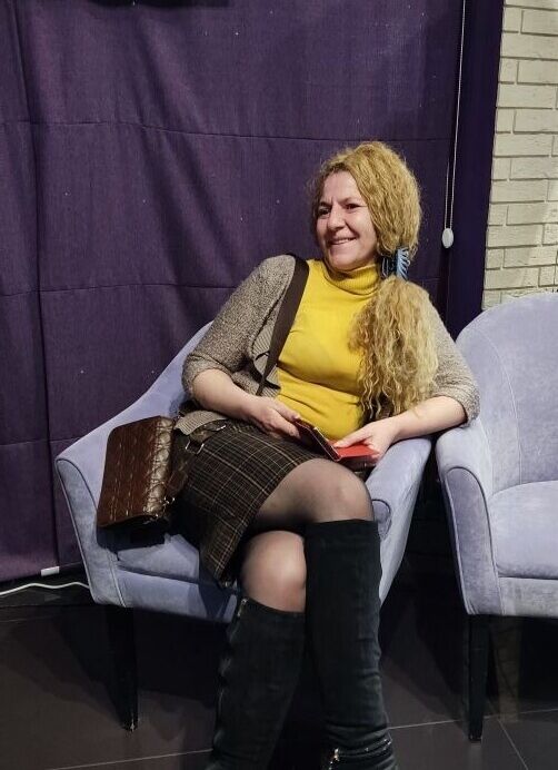  31964602  Elena, 43 ,    