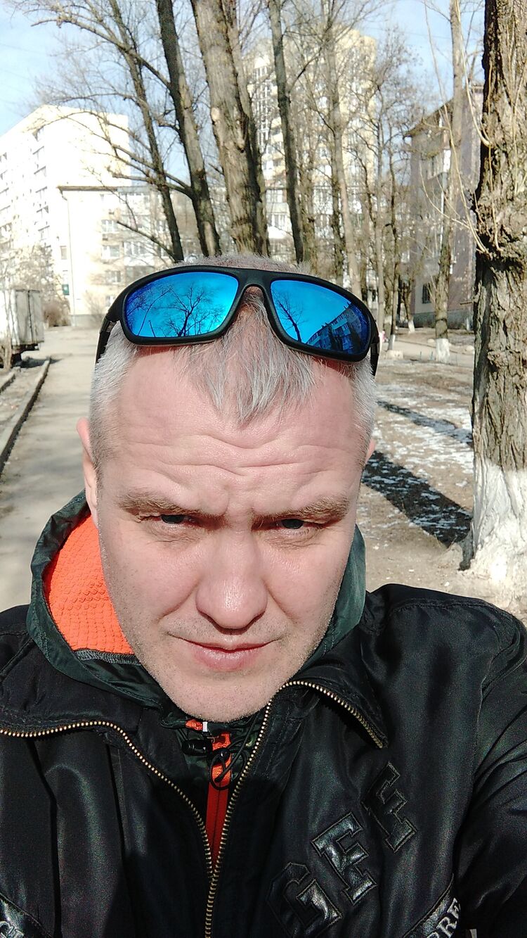  22750932  Viktor, 49 ,    