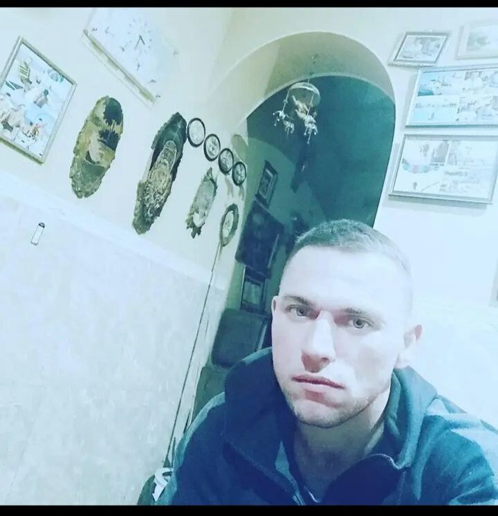  40492862  Roman, 31 ,    