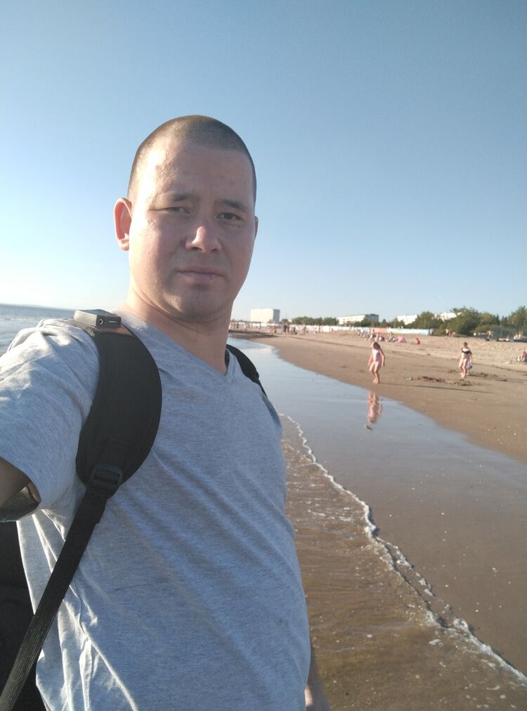  44790422  Viktor, 33 ,    