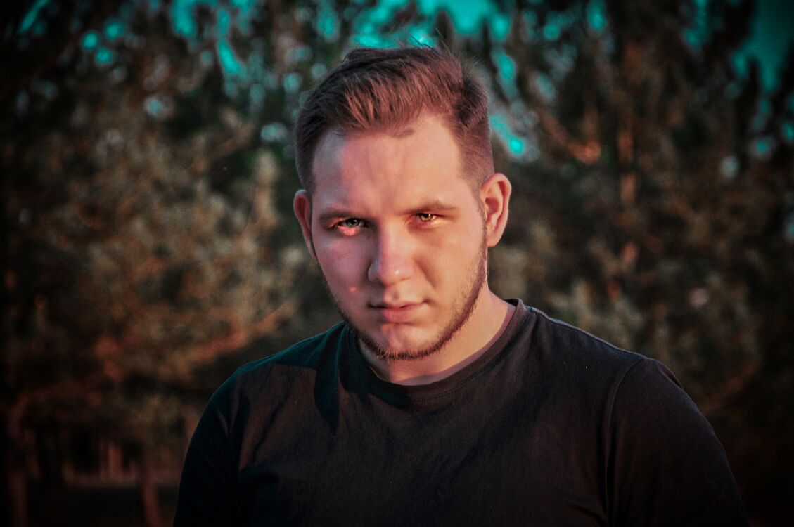  30737692  Viktor, 26 ,    