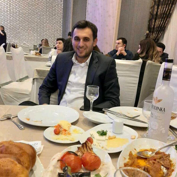  18908652  Elsad, 40 ,    