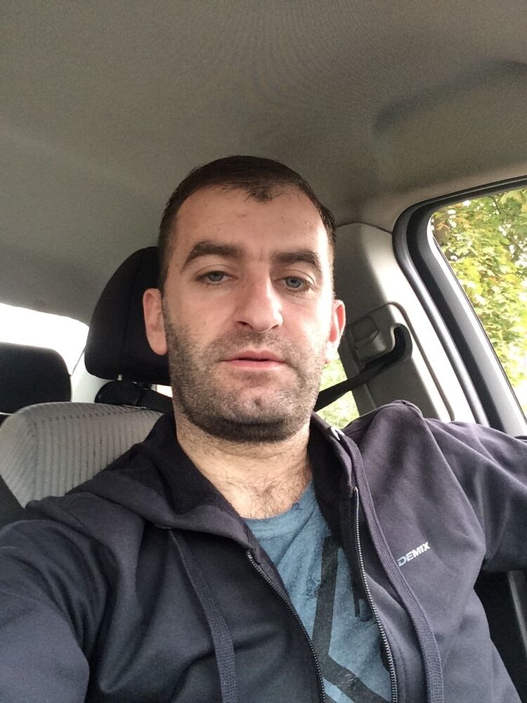  8918662  Artur, 40 ,    