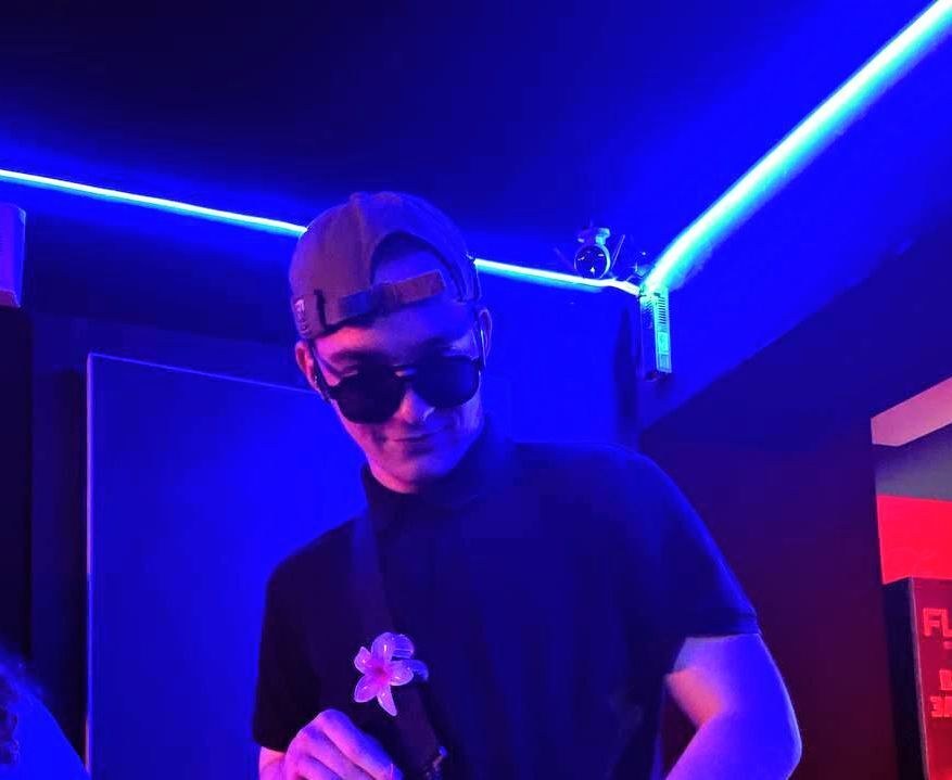  52966262  , 19 ,    --