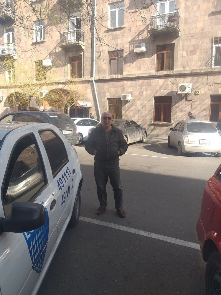  25281412  Artur, 52 ,    