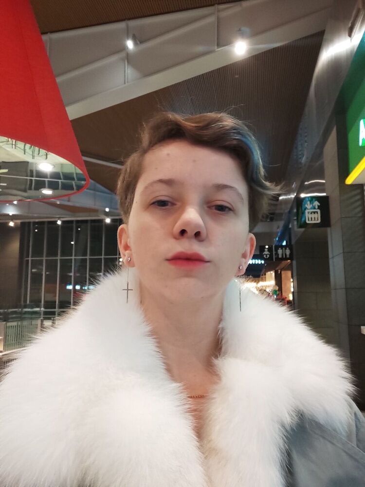  29826172  Elisabeth, 22 ,    