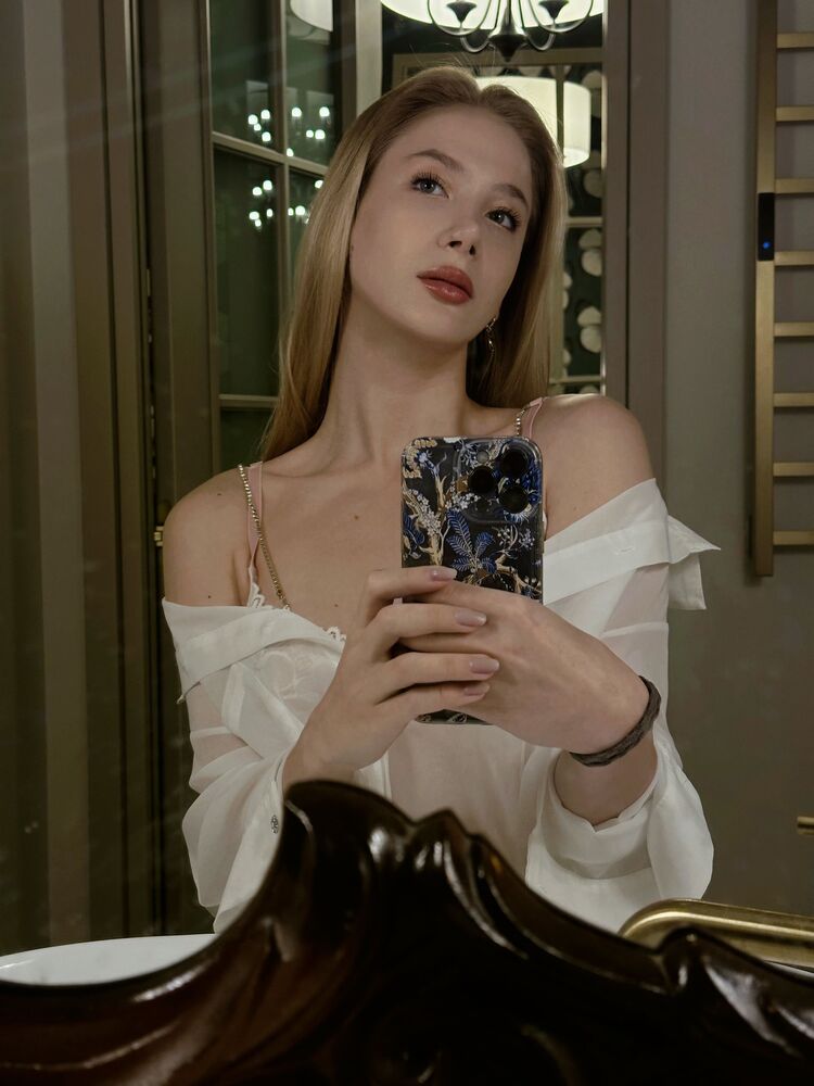  54439042  Anna, 22 ,    