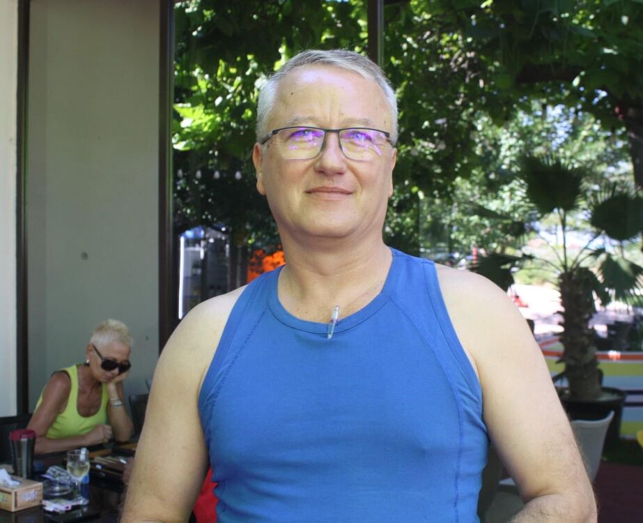  24925342  Brian, 61 ,    
