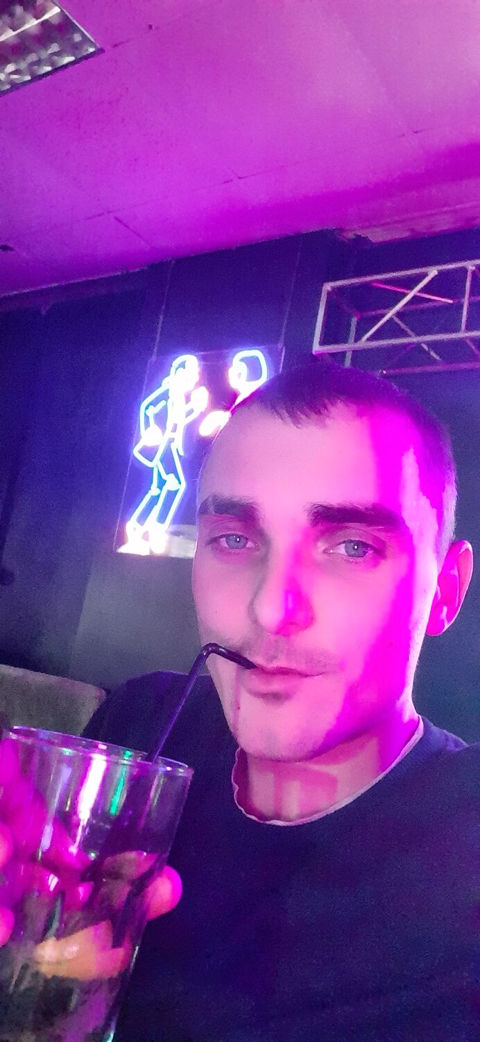  30789152  Viktor, 32 ,    