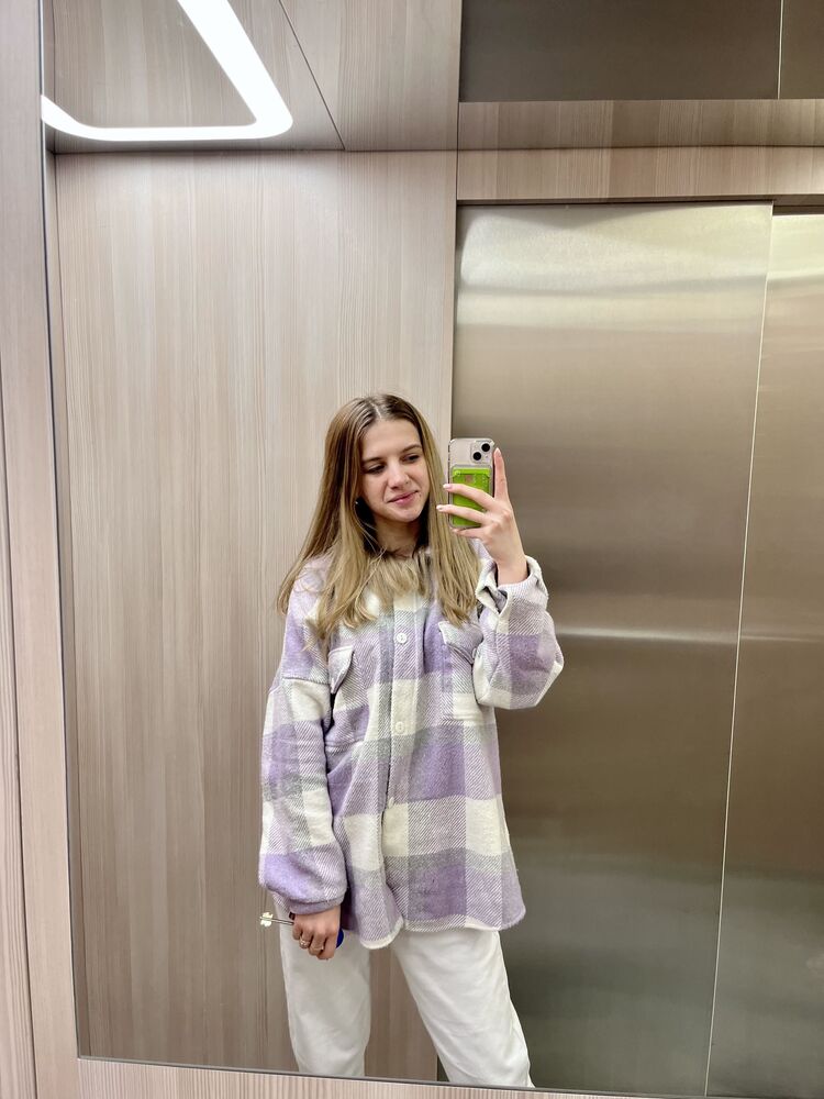  ,   Anna, 23 ,     