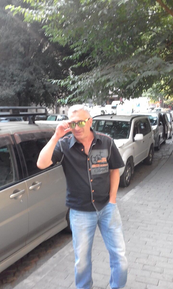  10143242  Irakli, 52 ,    