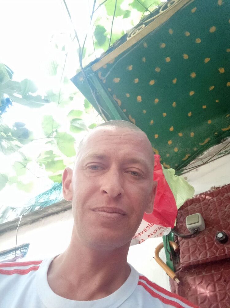  31537492  Maks, 42 ,    