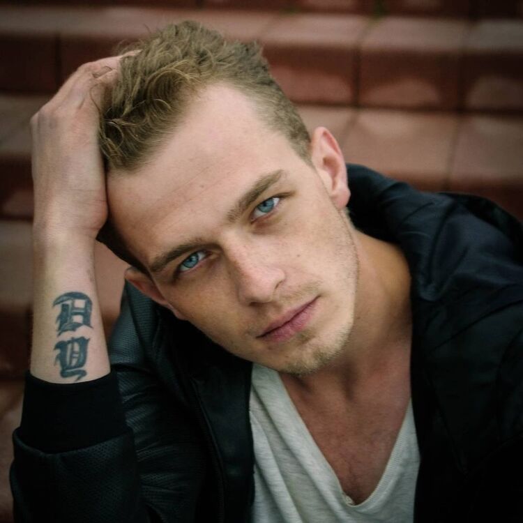  19001672  DEnVEr, 33 ,    