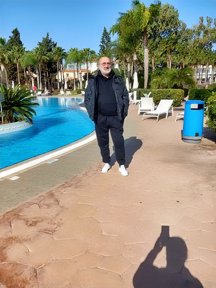  54477272  Emzari, 61 ,    