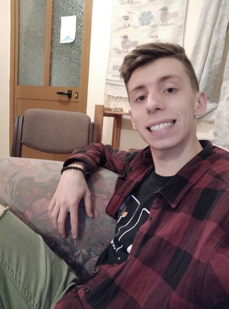  18403212  Denis, 28 ,    