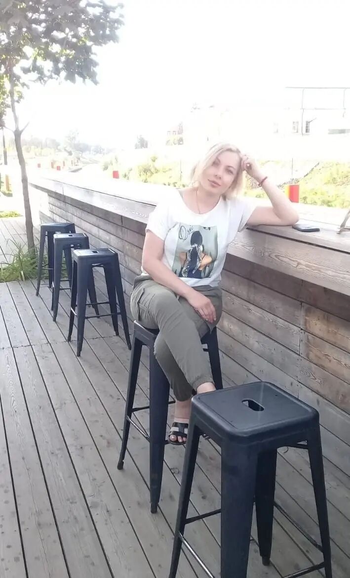  ,   Elena, 44 ,   c 