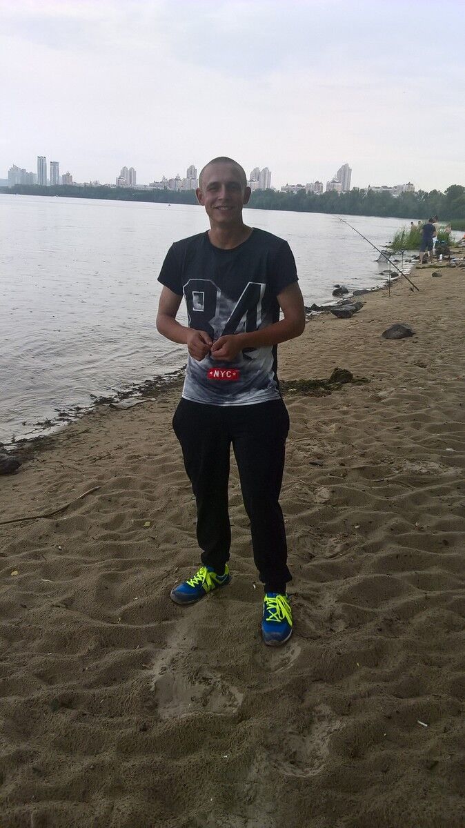  13054672  Denis, 32 ,    
