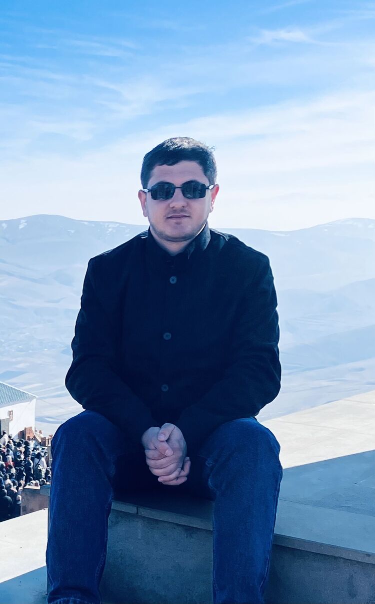  53984892  Vahe, 22 ,    