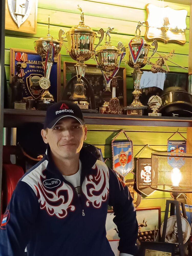  49044932  Pasha, 41 ,    