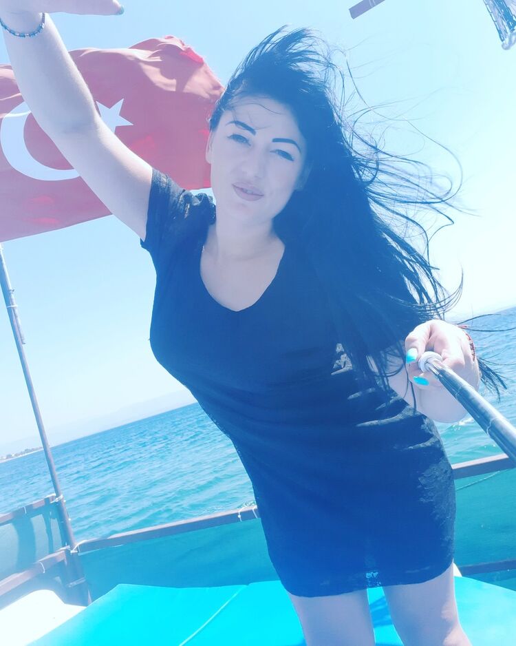  ,   Veronicka, 32 ,  