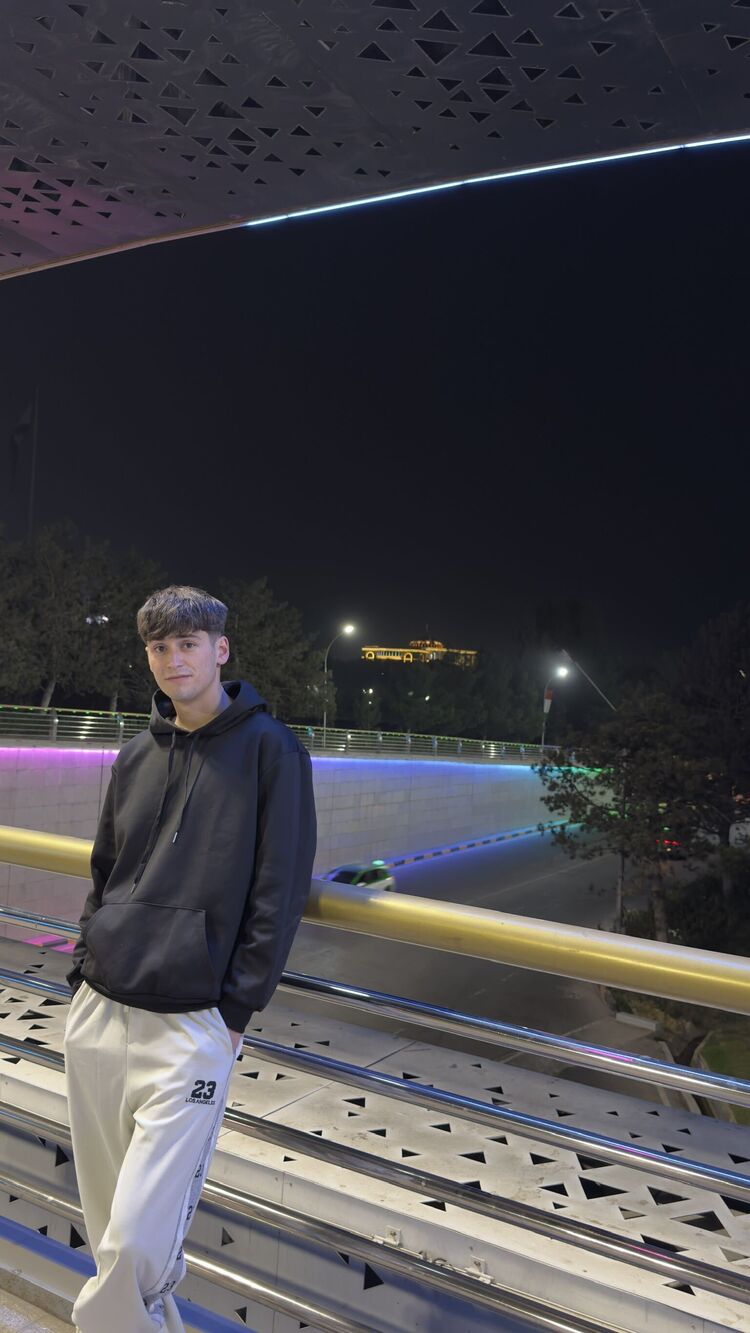  54688542  Tish, 18 ,    