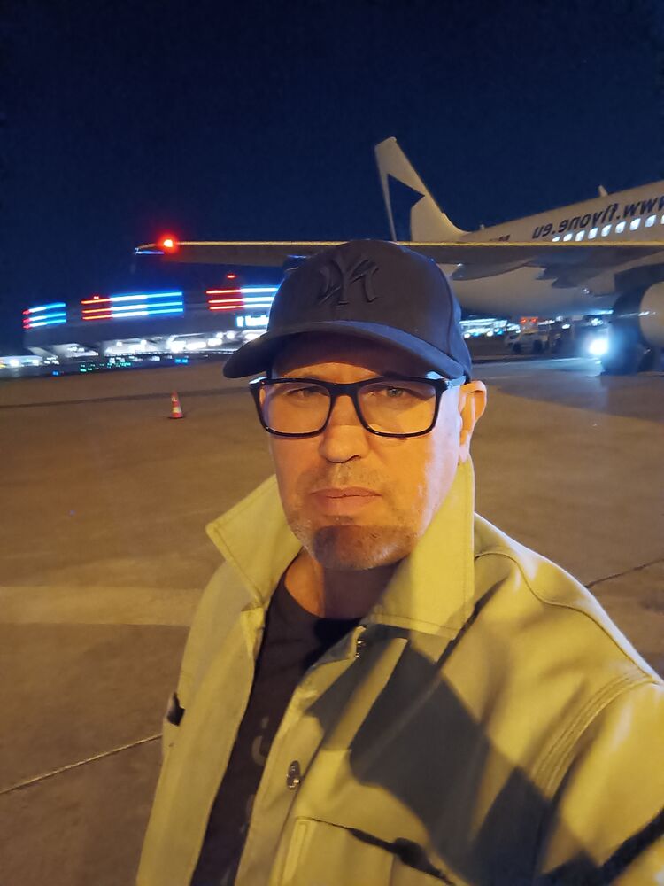  53548182  Igor, 54 ,    
