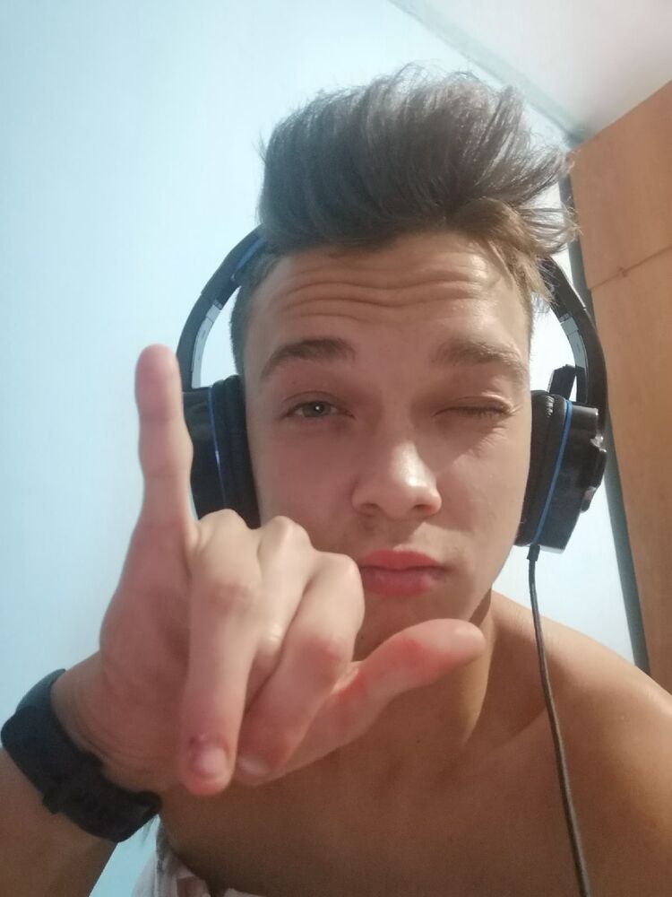  34235302  Roman, 22 ,    
