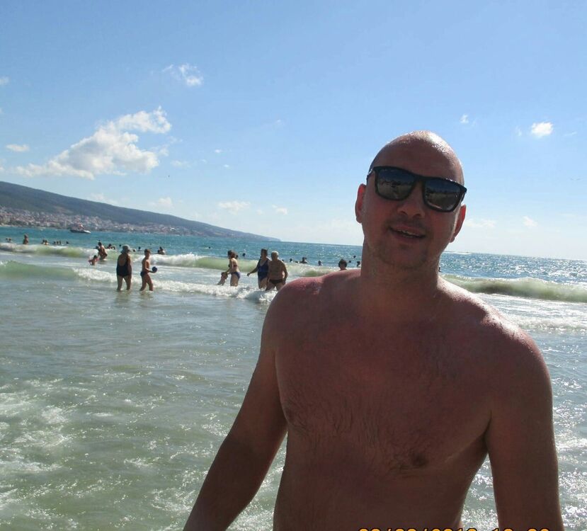  12046672  Denis, 40 ,    