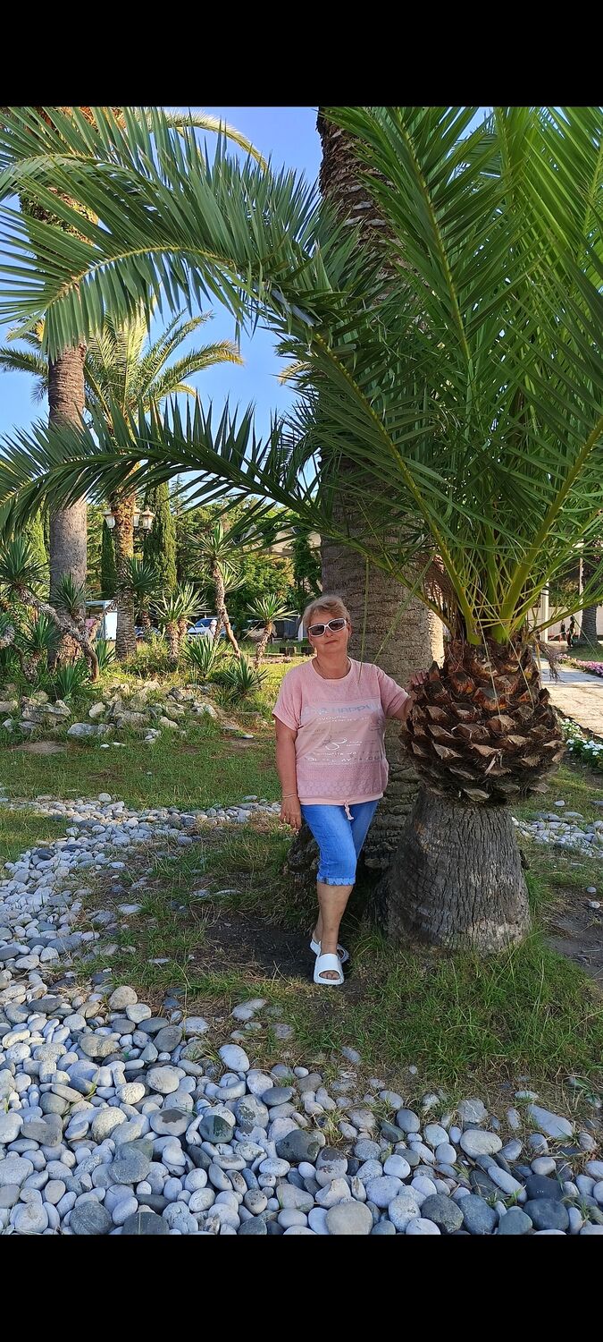  54525552  Elena, 57 ,    