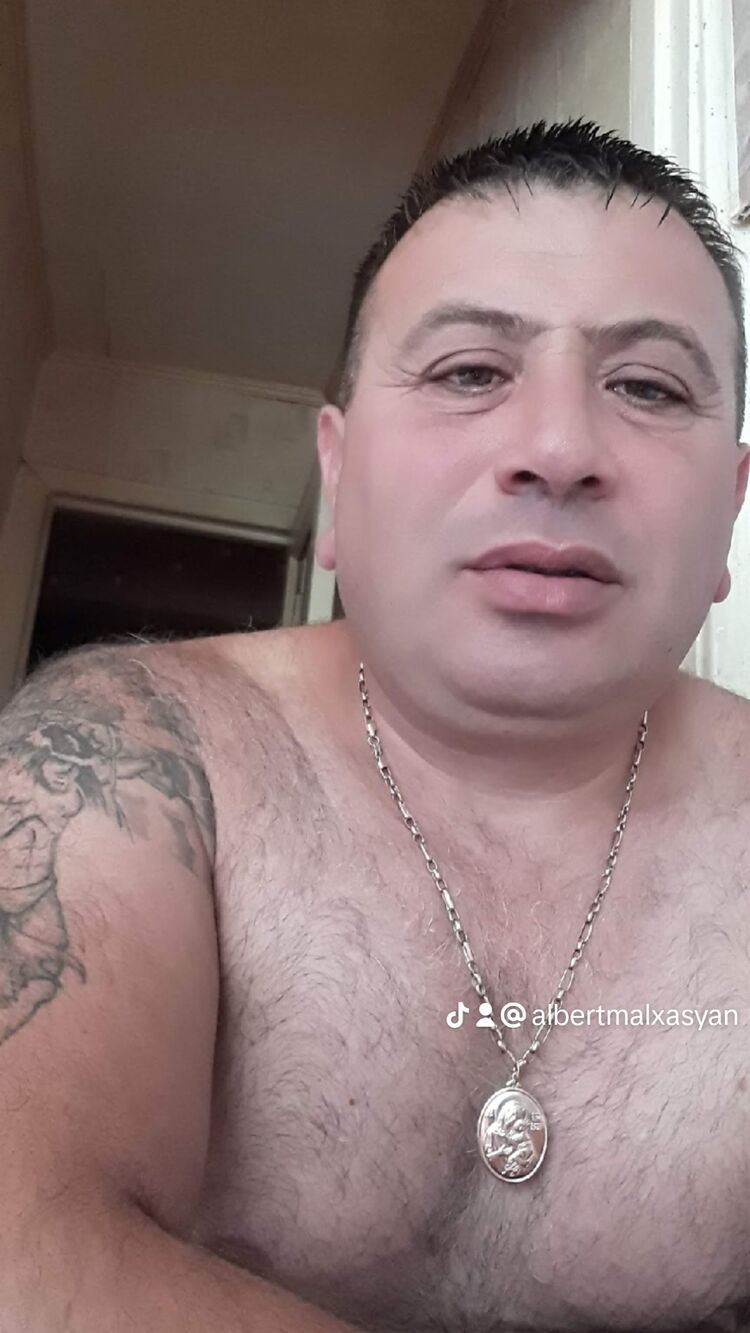  43399412  Albert, 45 ,    