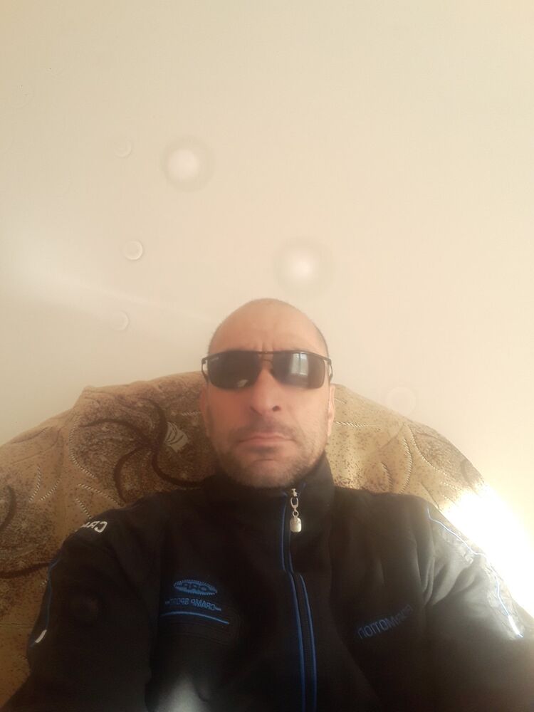  45268742  Sarkis, 51 ,    -