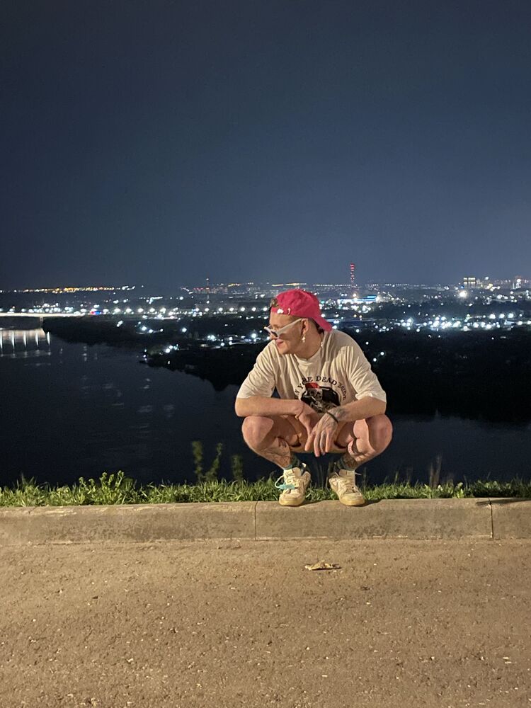  43324702  Artem, 22 ,     