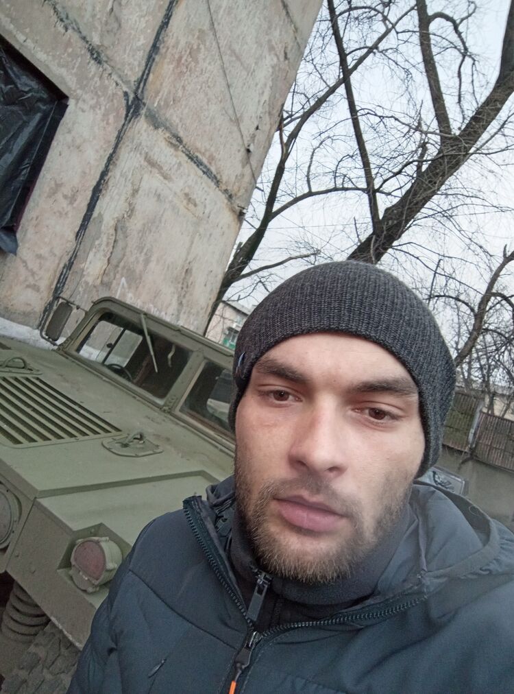  49767782  Denys, 28 ,    