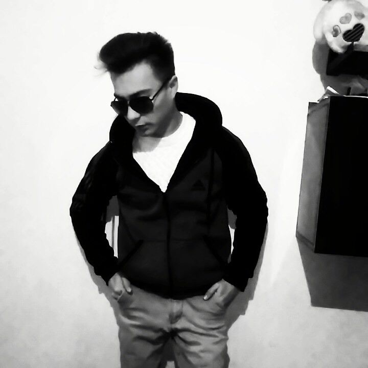  ,   YURA KHAN, 24 ,     , c 