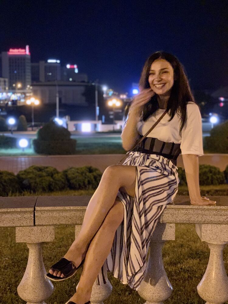  ,   Lola, 27 ,  
