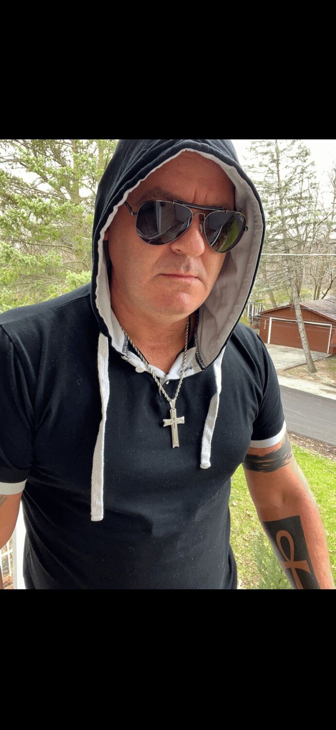  53864102  Andrew, 45 ,    