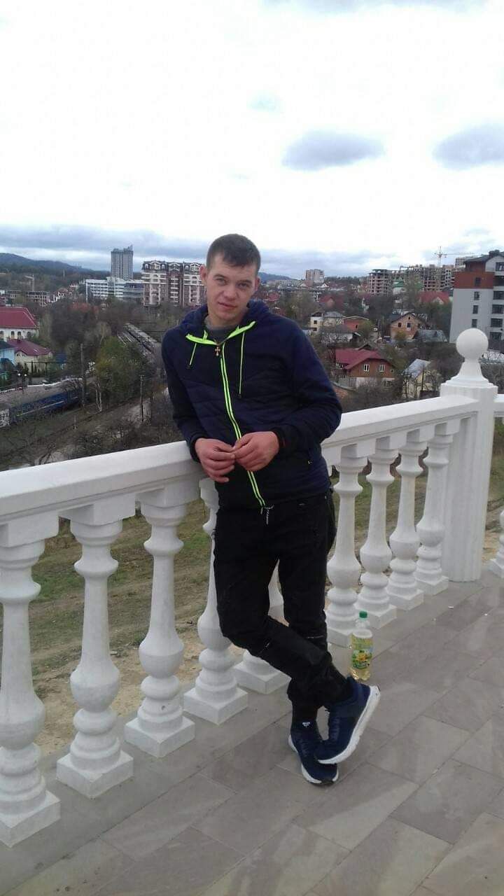  43743662  Artur, 27 ,    