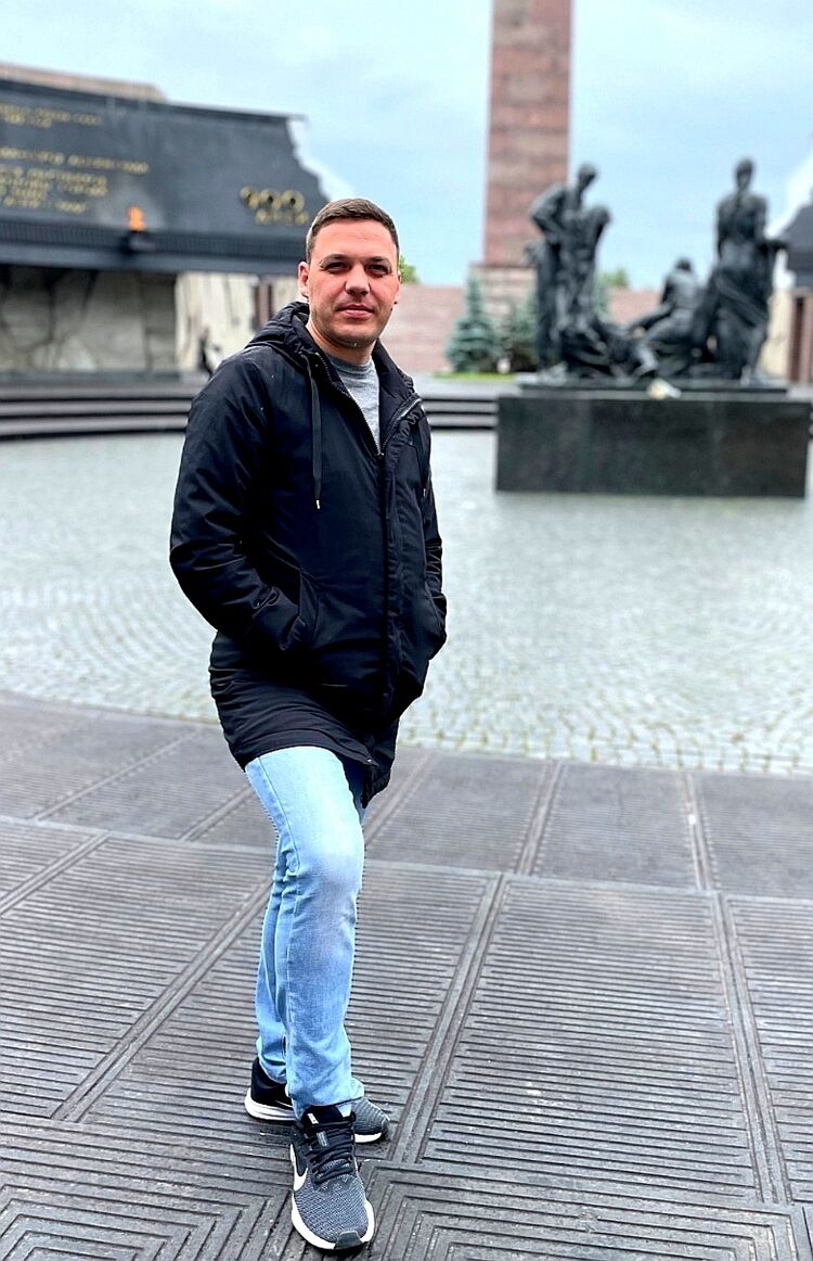  31216282  Ilya, 38 ,    