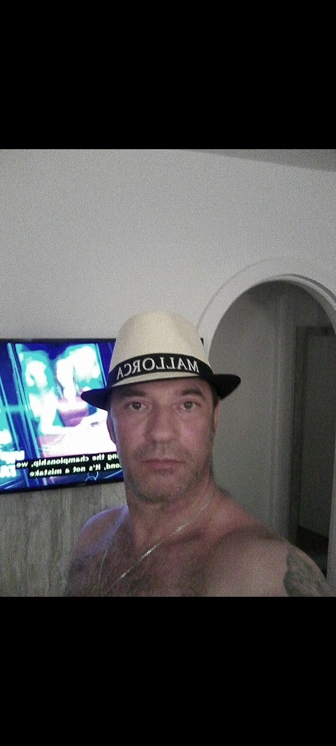  44057362  Alexander, 54 ,    