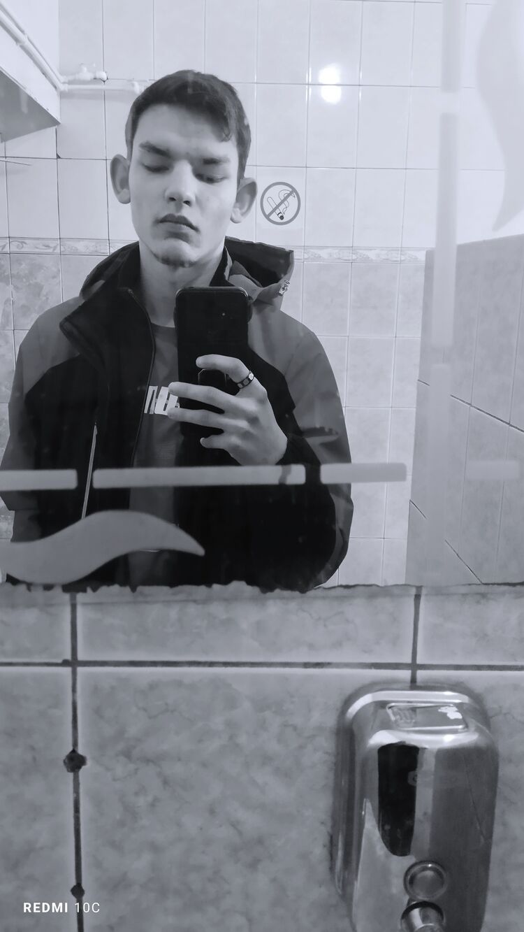  42098082  Viktor, 21 ,    